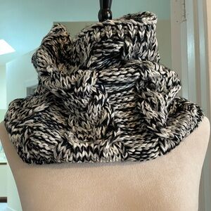 GAP Black and White Knit Collar Scarf